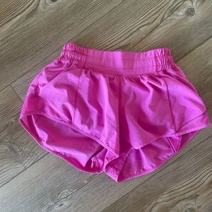 Lululemon low rise Hotty Hot shorts 2.5 - Sonic Pink